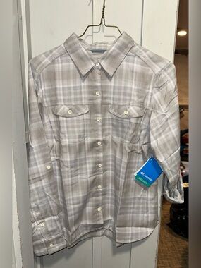 Columbia women’s Shirt Size L NWT